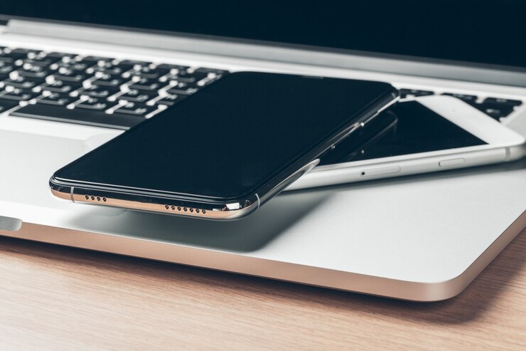 laptop-e-celular-em-cima-da-mesa-conceito-de-espaco-de-trabalho_93675-50671